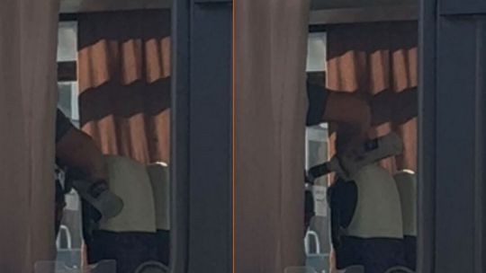 Kierowca autobusu z Biłgoraja przelewał alkohol do butelki. Przyłapały go nastolatki