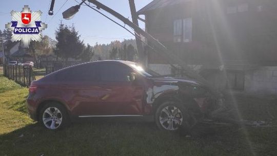 Kierowca bmw najpierw uderzył w renaulta, później skosił latarnię