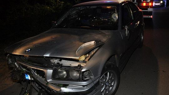 Kierowca BMW potrącił 17-latkę i 20-latka. Był pijany