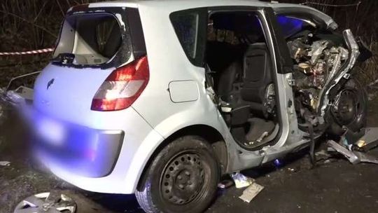 Kierowca bmw uderzył w renault. Zginęły cztery osoby