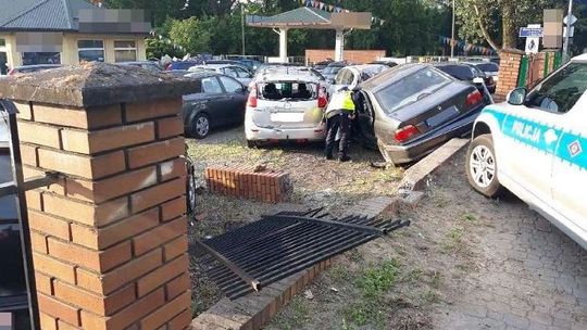 Kierowca BMW uszkodził 11 aut. Wjechał w komis samochodowy [zdjęcia]