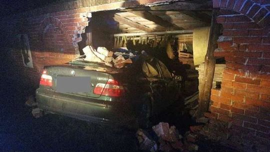 Kierowca BMW wjechał w mur przy pałacu w Jabłoniu