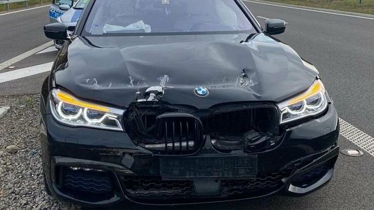 Kierowca BMW wjechał w naczepę. Dziecko trafiło do szpitala