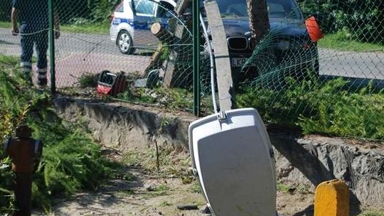 Kierowca BMW zasłabł i wjechał w betonowy słup