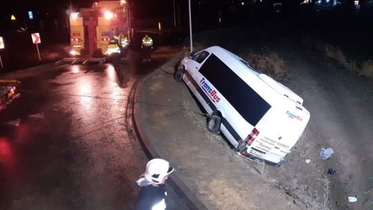 Kierowca busa "zaparkował" w rowie. Cztery osoby w szpitalu