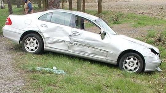 Kierowca ciągnika nie zauważył, że jest wyprzedzany. Zderzył się z mercedesem