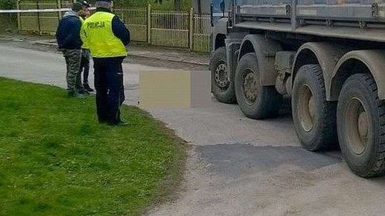 Kierowca ciężarówki cofając wjechał w 86-latkę. Kobieta nie żyje