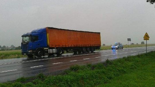 Kierowca ciężarówki jechał wężykiem po "siedemnastce". Miał 2,9 promila