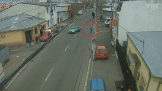 Kierowca ciężarówki potrącił rowerzystę. Nagranie monitoringu (wideo)
