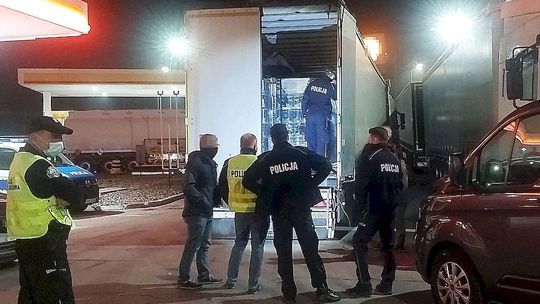 Kierowca ciężarówki usłyszał dziwne odgłosy dobiegające z naczepy