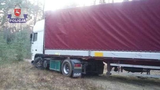 Kierowca ciężarówki utknął w lesie. Zgubił go GPS