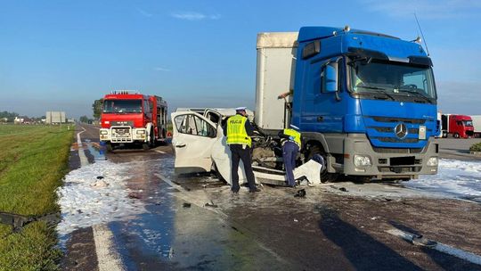 Kierowca ciężarówki wymusił pierwszeństwo. Rannego z wraku wydobyli strażacy