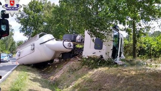 Kierowca ciężarówki zjechał z drogi i wpadł do rowu. 56-latek zginął na miejscu