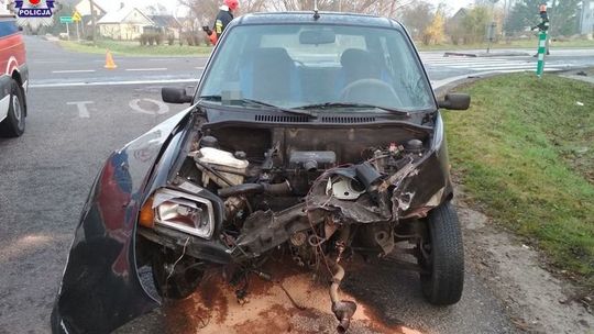 Kierowca cinquecento nie udzielił pierwszeństwa. Stracił przód auta [zdjęcia]