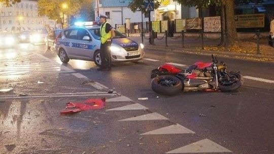 Kierowca citroena wymusił pierwszeństwo na motocykliście. Zaparkował i uciekł