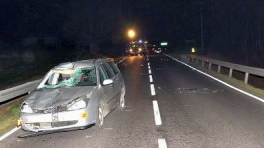 Kierowca forda potrącił pieszych. Kobieta i mężczyzna zginęli 