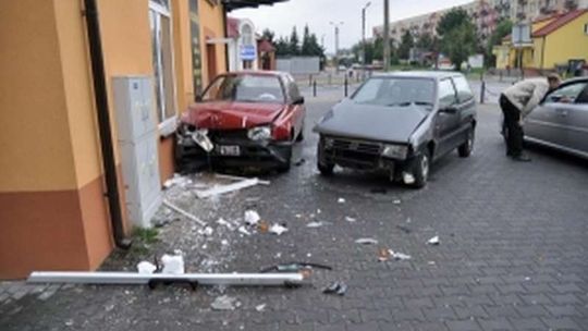 Kierowca golfa wjechał w budynek