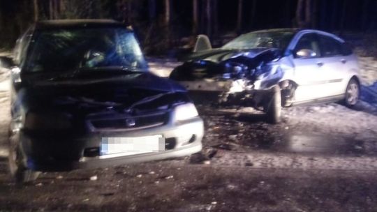 Kierowca hondy wpadł w poślizg. Zderzył się z fordem