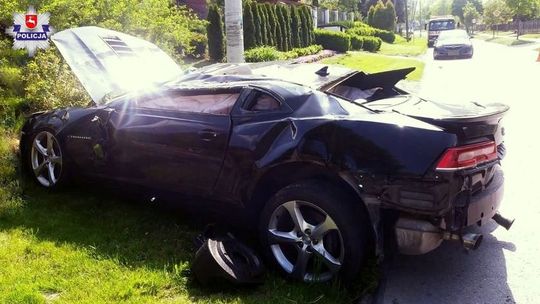 Kierowca jechał za szybko. Chevrolet uderzył w drzewo i dachował