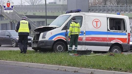 Kierowca karetki z podrobionym prawem jazdy! Wiózł matkę z dzieckiem i wjechał w autobus MPK