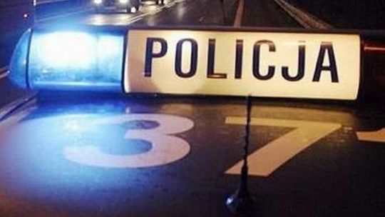 Kierowca koziołkował. Znalazł się po drugiej stronie rzeki. Nie przeżył