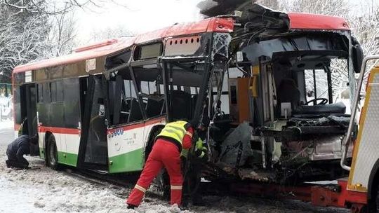 Kierowca, który rozbił autobus na drzewie, stanął przed sądem. "Na zakręcie było błoto pośniegowe"
