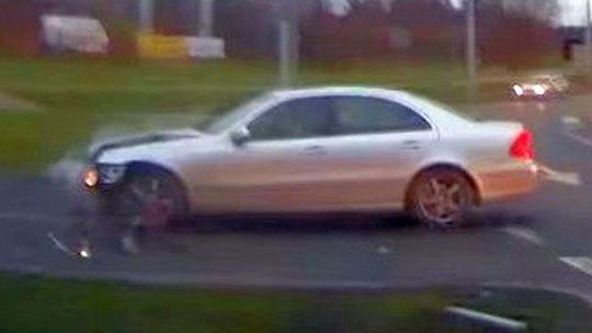 Kierowca mercedesa nie ustąpił pierwszeństwa. Moment zderzenia