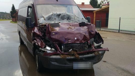 Kierowca mercedesa zasnął za kierownicą i wjechał w traktor
