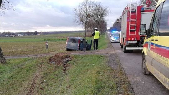 Kierowca mercedesa zasnął za kierownicą. Samochód wylądował w rowie