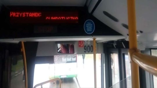 Kierowca miejskiego autobusu oglądał film na komórce? Ma inne wytłumaczenie [wideo]