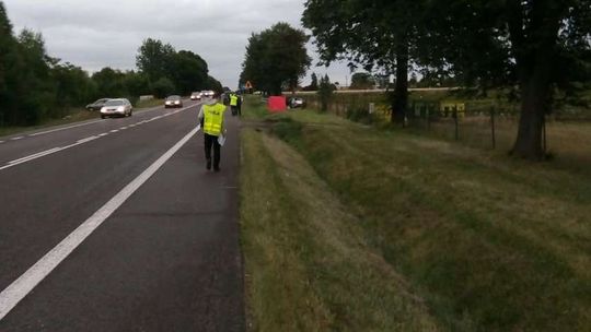 Kierowca nagle zjechał i rozbił auto na drzewie. Zginęła pasażerka