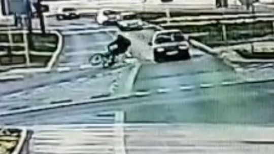Kierowca nie ustąpił pierwszeństwa, rowerzysta trafił do szpitala [wideo z monitoringu]