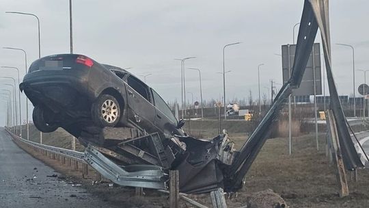 Kierowca nie wyrobił się na zakręcie. Audi zawisło na barierkach