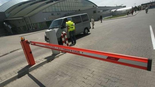 Kierowca nie zapłacił za parking, napadł na pracownika MOSiR. Nie poniesie kary?