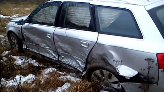 Kierowca nie zatrzymał się przed "stopem". Spowodował groźny wypadek (wideo)