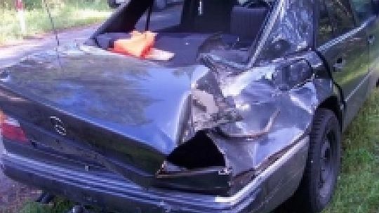 Kierowca nie zatrzymał się przed torami. Zderzył się z drezyną