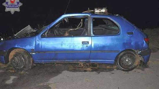 Kierowca obudził się w wodzie. Samochód wylądował w stawie