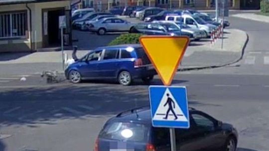Kierowca opla nie zauważył rowerzysty. Zobacz moment wypadku (WIDEO)