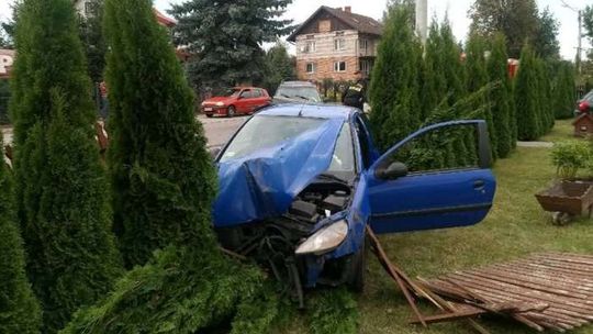 Kierowca opla wymusił pierwszeństwo, peugeot zatrzymał się na ogrodzeniu