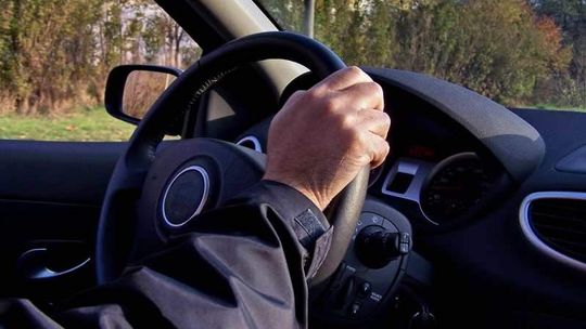 Kierowca pokazał środkowy palec. Dostał w twarz