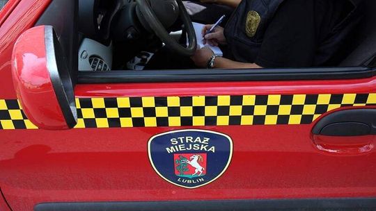 Kierowca poloneza uderzył w autobus i uciekł