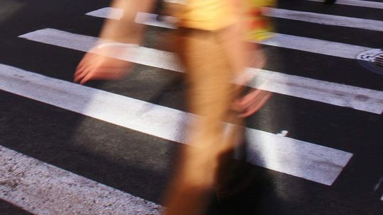 Kierowca potrącił pieszych na przejściu i uciekł