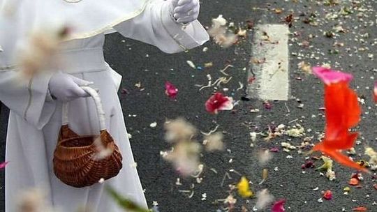 Kierowca prawie wjechał w procesję Bożego Ciała. Ludzie musieli uciekać spod kół