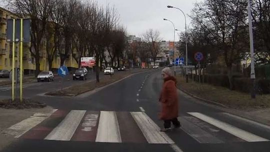 Kierowca przepuścił staruszkę, takiej reakcji się nie spodziewał [wideo]