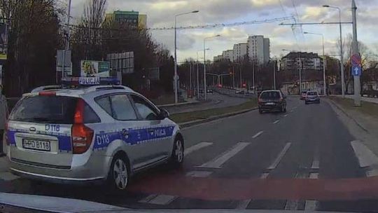 Kierowca przepuszcza pieszą, obok przejeżdża radiowóz. Co na to policja? (wideo)