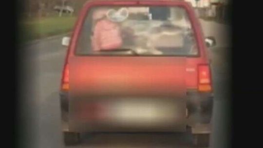 Kierowca przewoził dziecko... na tylnej półce samochodu