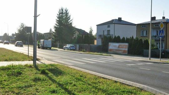 Kierowca renault potrącił nastolatkę na pasach. Tłumaczył, że oślepiło go słońce