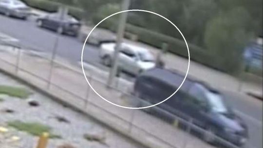 Kierowca saaba omal nie przejechał pieszego na przejściu (wideo)