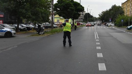 Kierowca samochodu nie ustąpił pierwszeństwa motorowerzyście. Jedna osoba w szpitalu