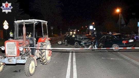 Kierowca seata wyprzedzał ciągnik. Doszło do czołówki 